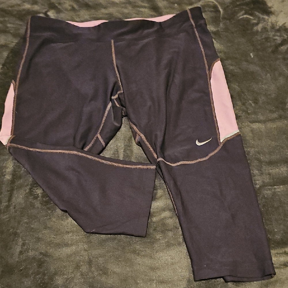 Nike Womens Dry fit 3/4 Leggings in Black with Pink Highlights